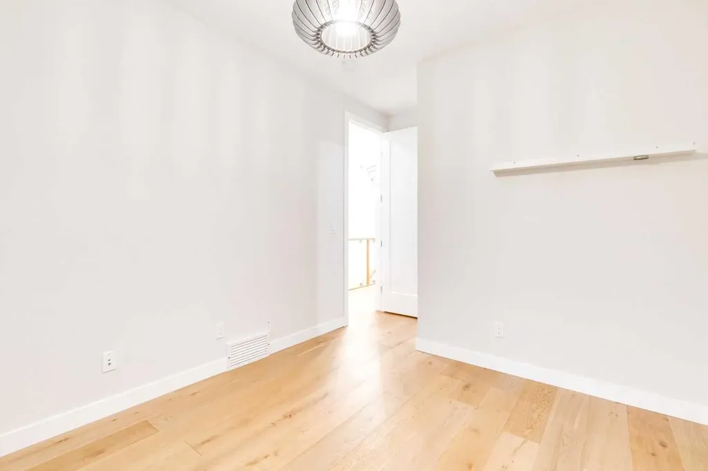 2039 44 Avenue SW Calgary AB T2T 2N9