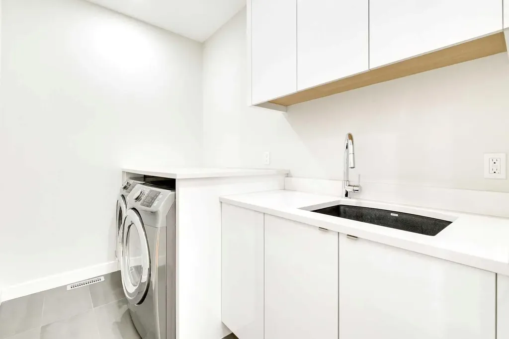 2039 44 Avenue SW Calgary AB T2T 2N9