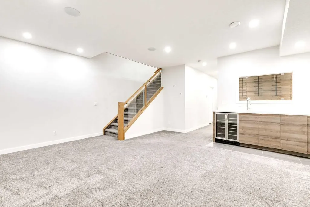2039 44 Avenue SW Calgary AB T2T 2N9