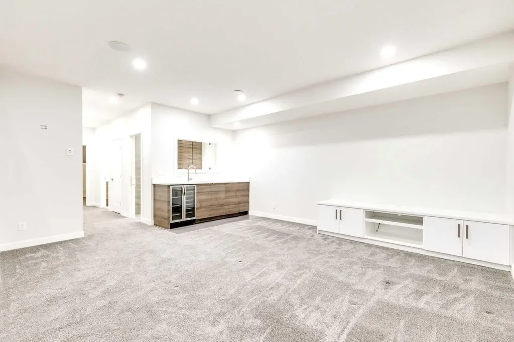 2039 44 Avenue SW Calgary AB T2T 2N9