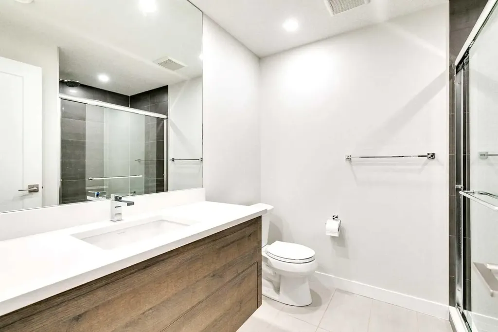2039 44 Avenue SW Calgary AB T2T 2N9
