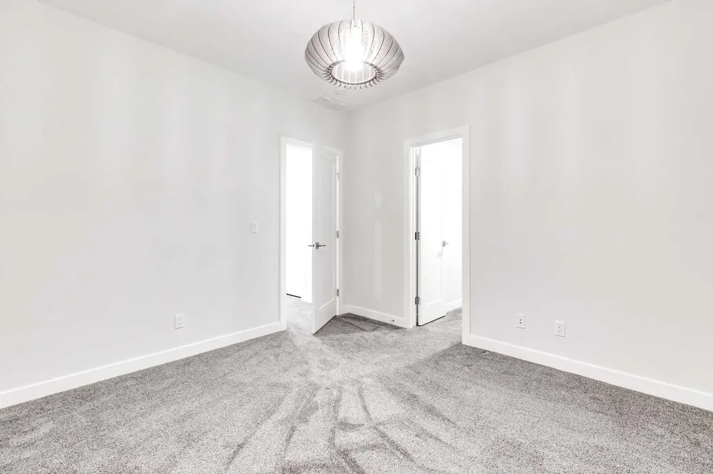 2039 44 Avenue SW Calgary AB T2T 2N9