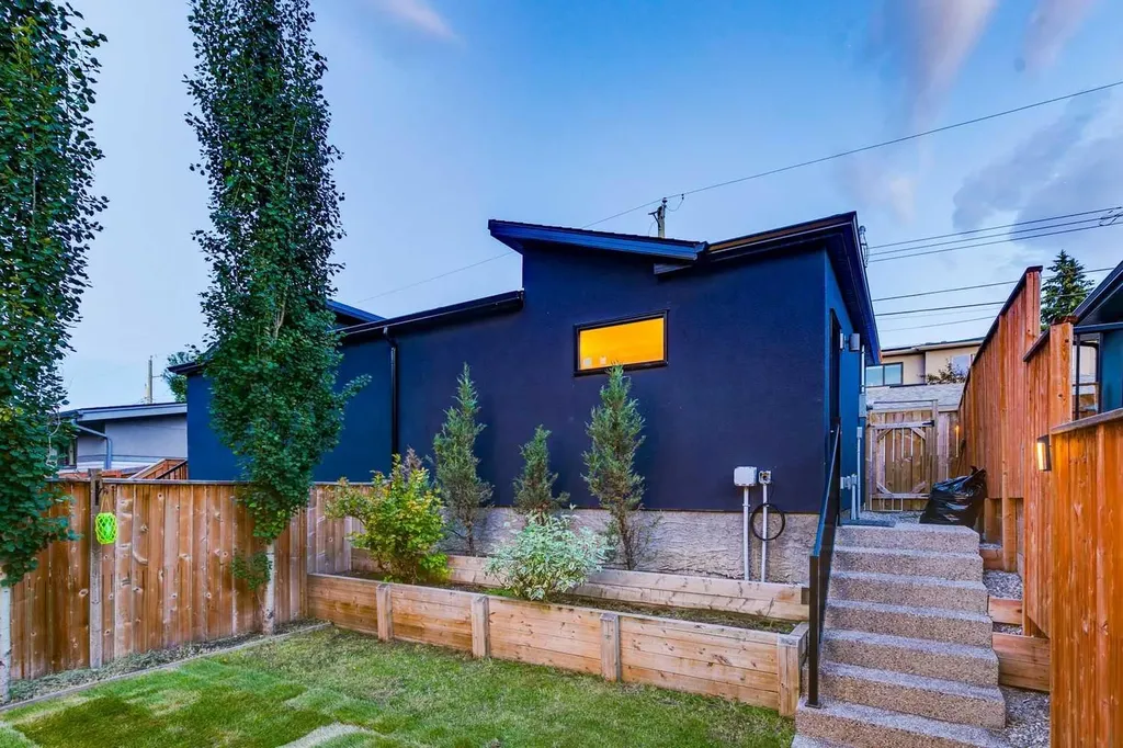 2039 44 Avenue SW Calgary AB T2T 2N9