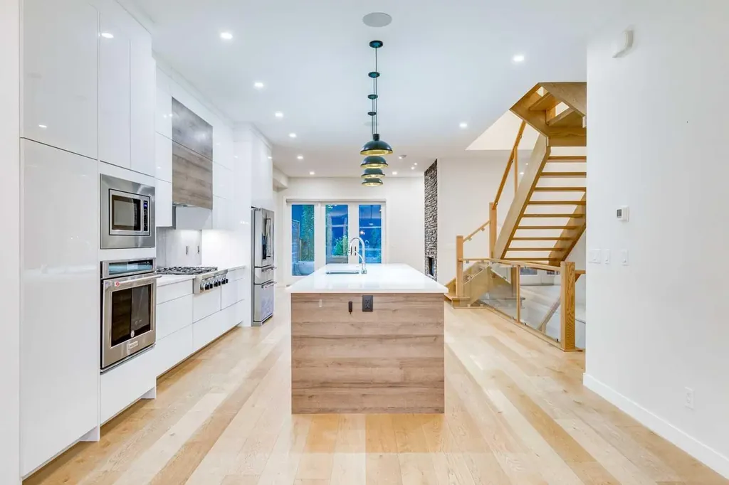 2039 44 Avenue SW Calgary AB T2T 2N9