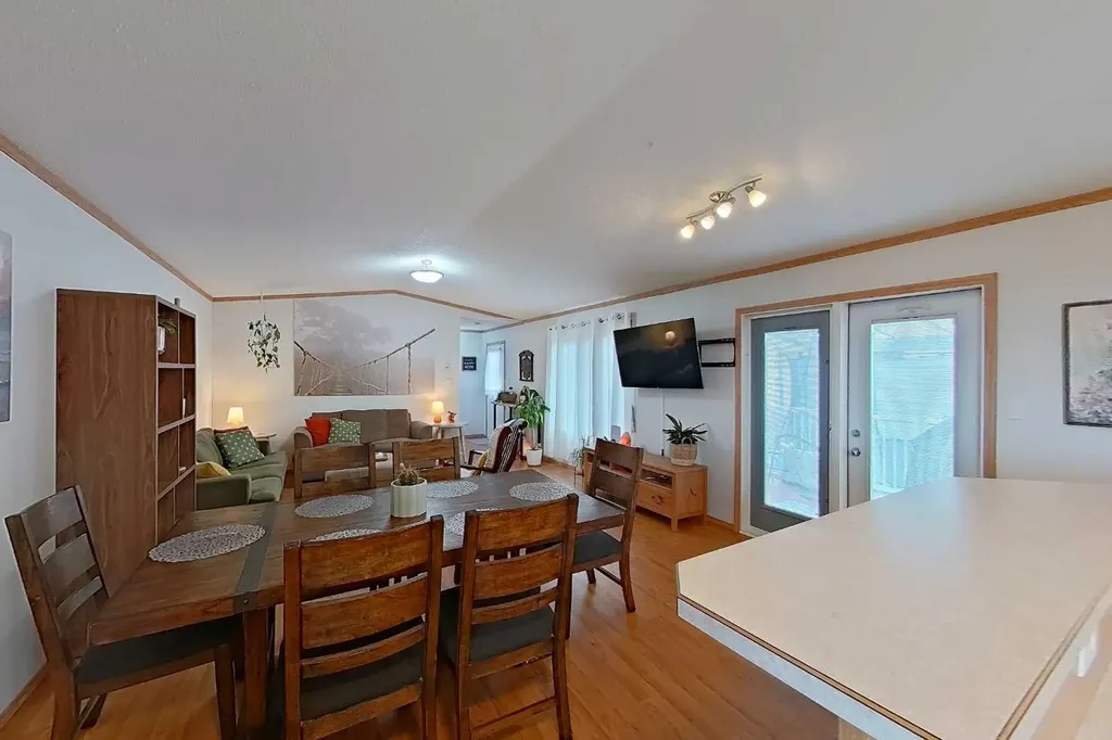 114 10 Street Canyon Creek AB T0G 0M0