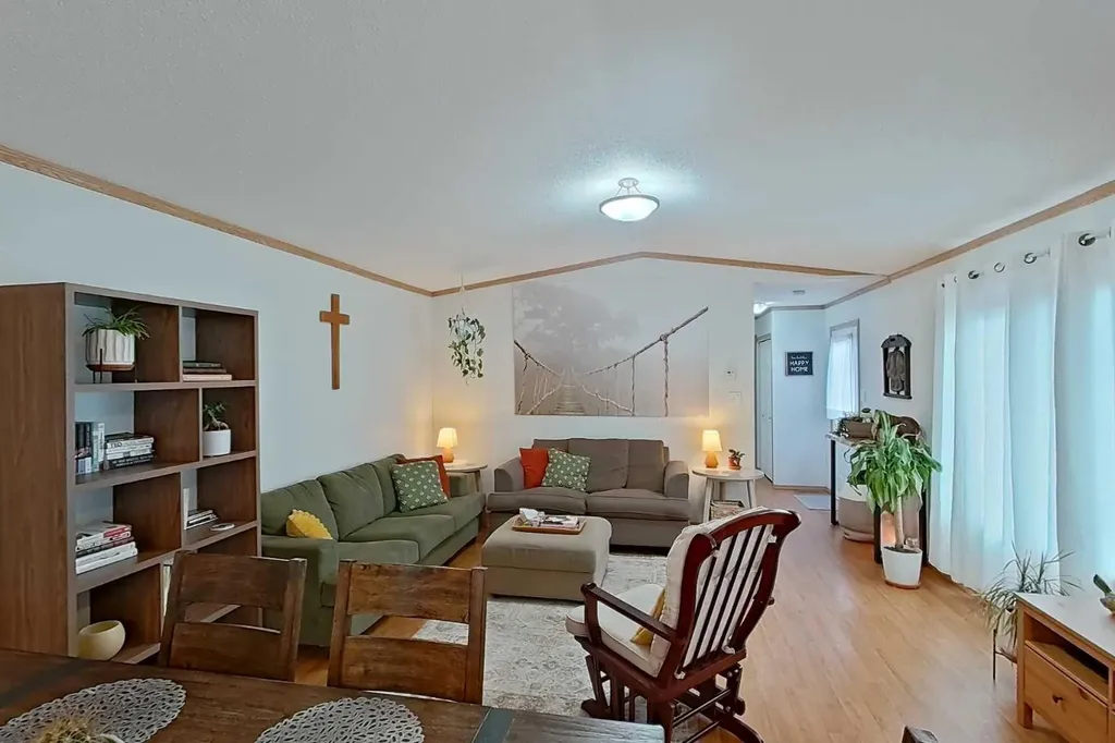 114 10 Street Canyon Creek AB T0G 0M0