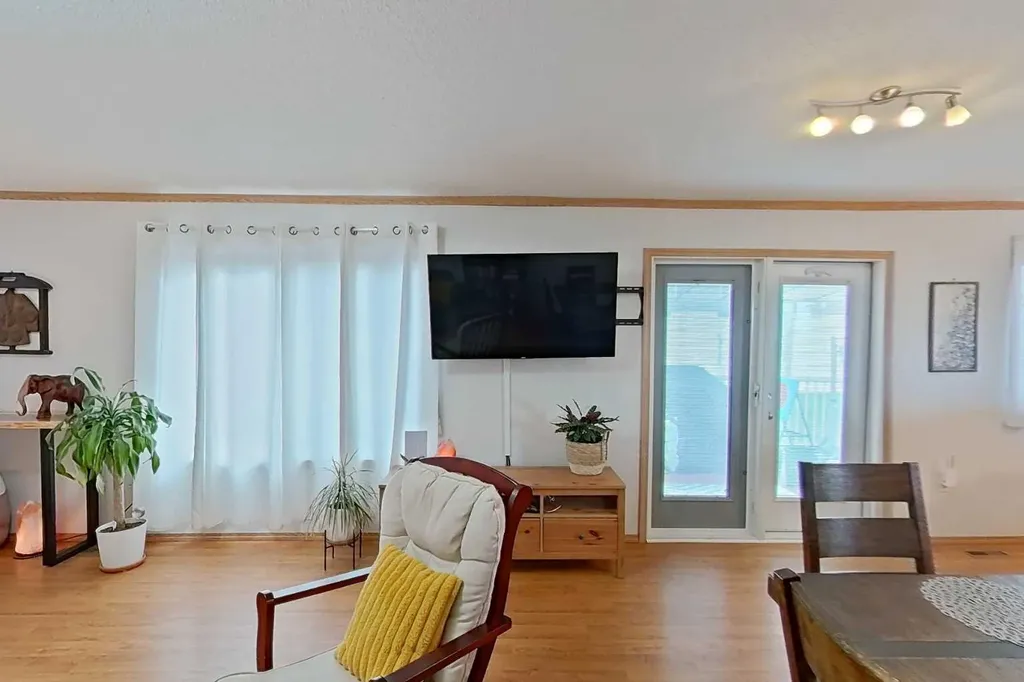 114 10 Street Canyon Creek AB T0G 0M0