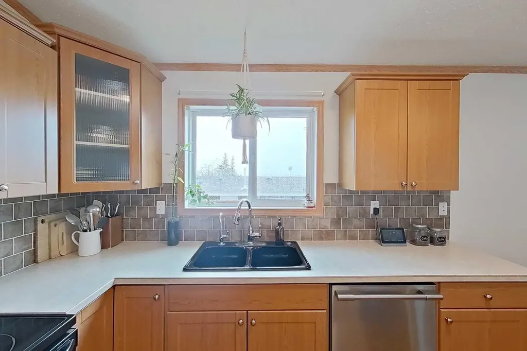 114 10 Street Canyon Creek AB T0G 0M0