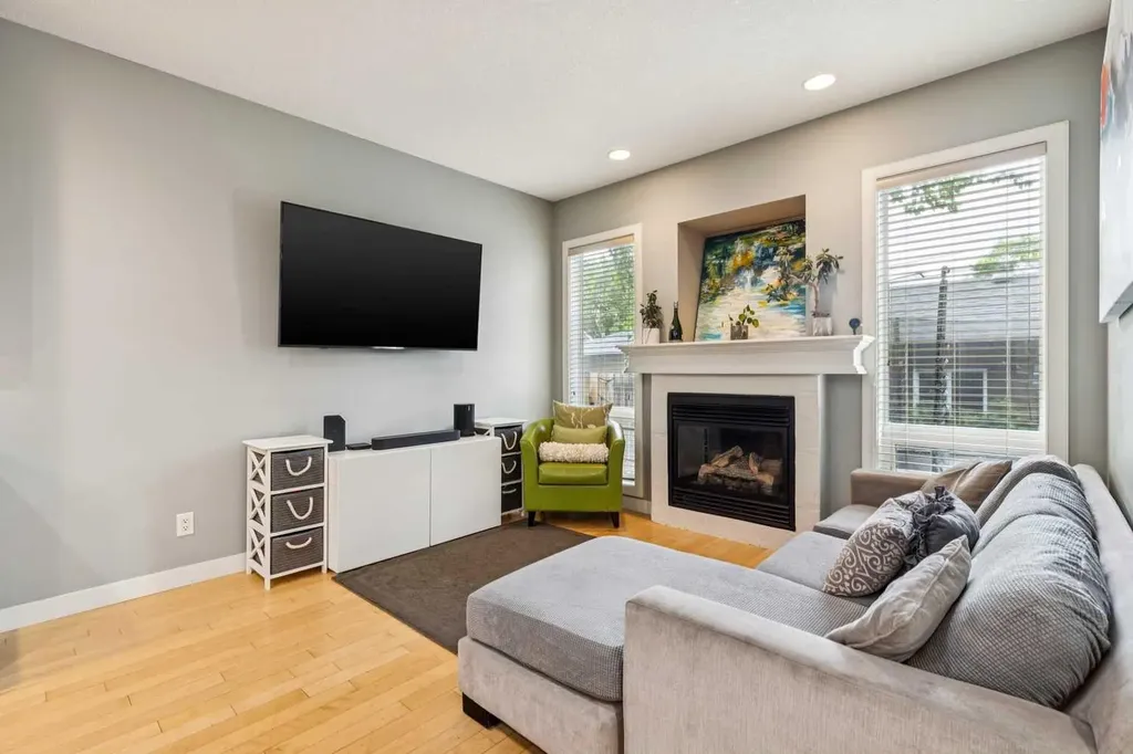 1046 Rundle Crescent NE Calgary AB T2E 5M2