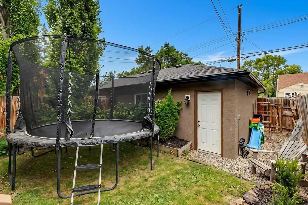 1046 Rundle Crescent NE Calgary AB T2E 5M2