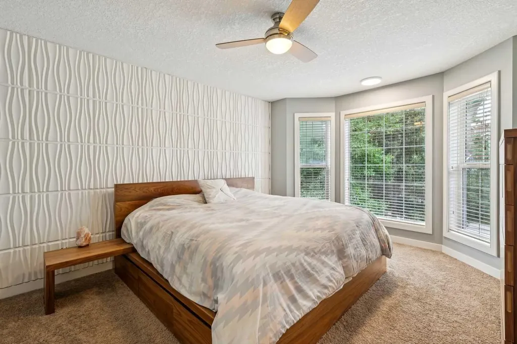 1046 Rundle Crescent NE Calgary AB T2E 5M2