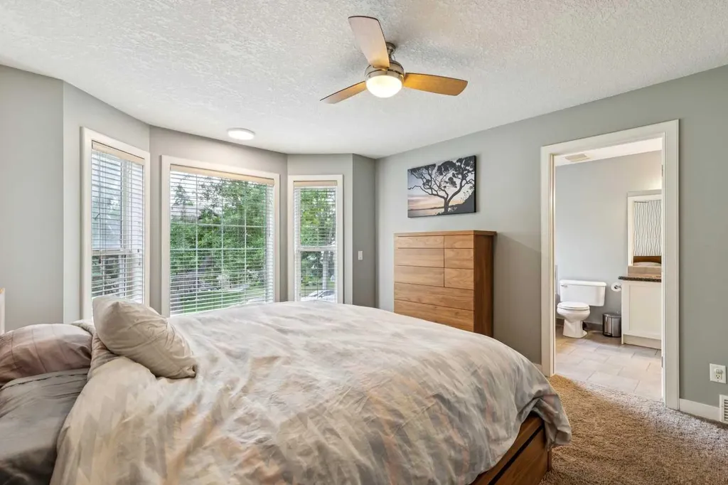1046 Rundle Crescent NE Calgary AB T2E 5M2