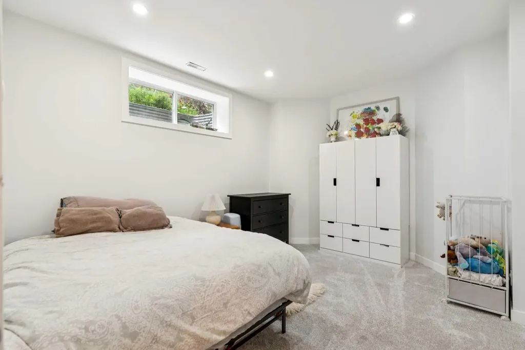 1046 Rundle Crescent NE Calgary AB T2E 5M2