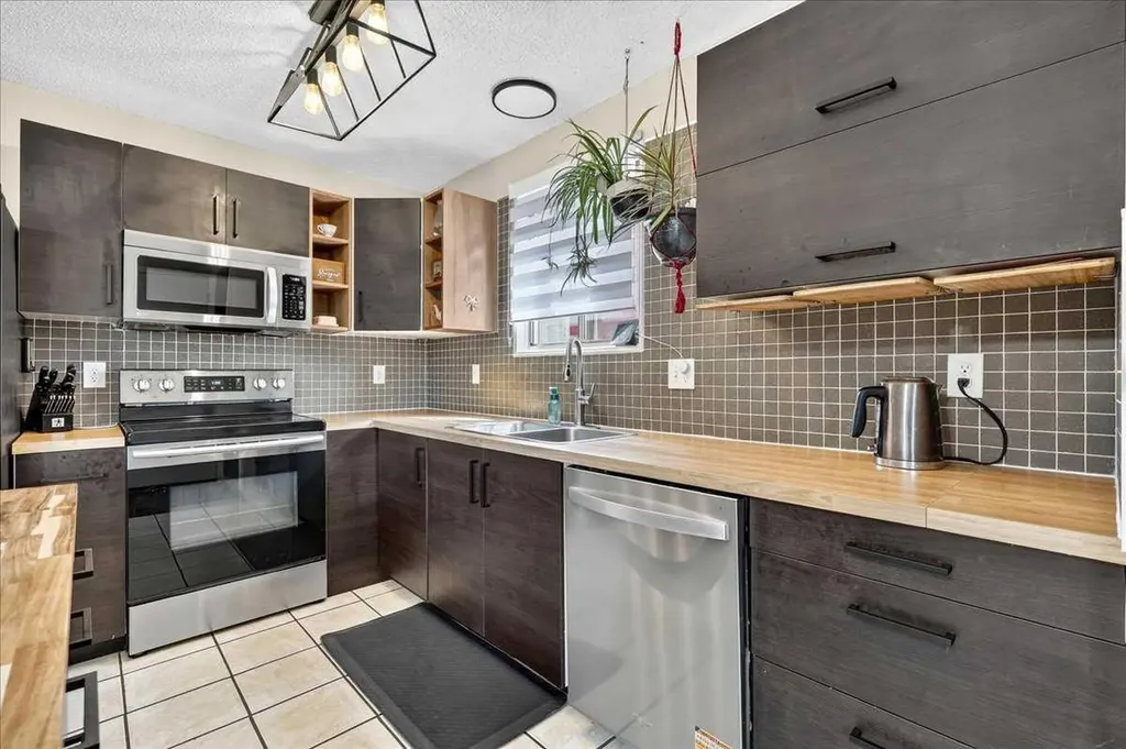 172 Whitehaven Road NE Calgary AB T1Y 6C7