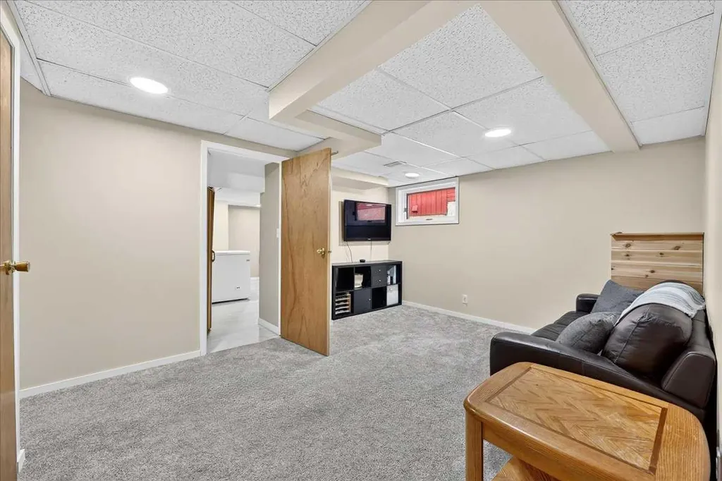172 Whitehaven Road NE Calgary AB T1Y 6C7