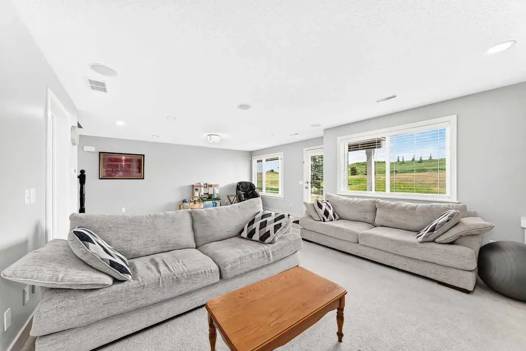 39 Ravine Drive Heritage Pointe AB T1S 4H3