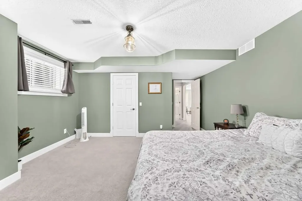 39 Ravine Drive Heritage Pointe AB T1S 4H3