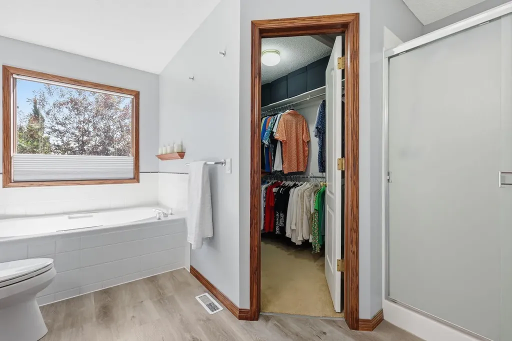 12 Valley Glen Heights NW Calgary AB T3B 5R2
