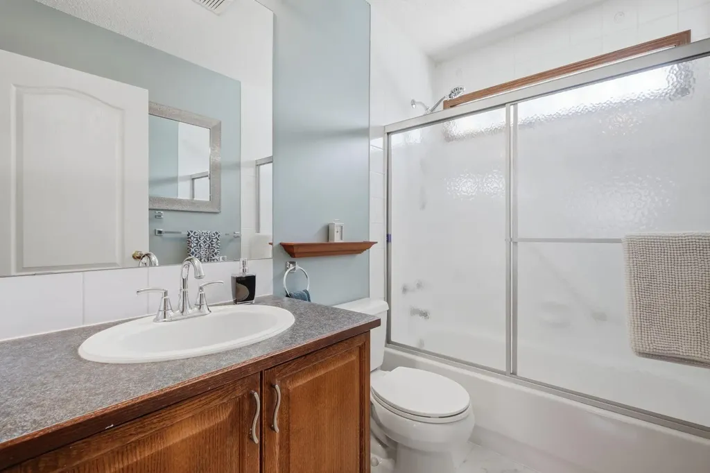 12 Valley Glen Heights NW Calgary AB T3B 5R2