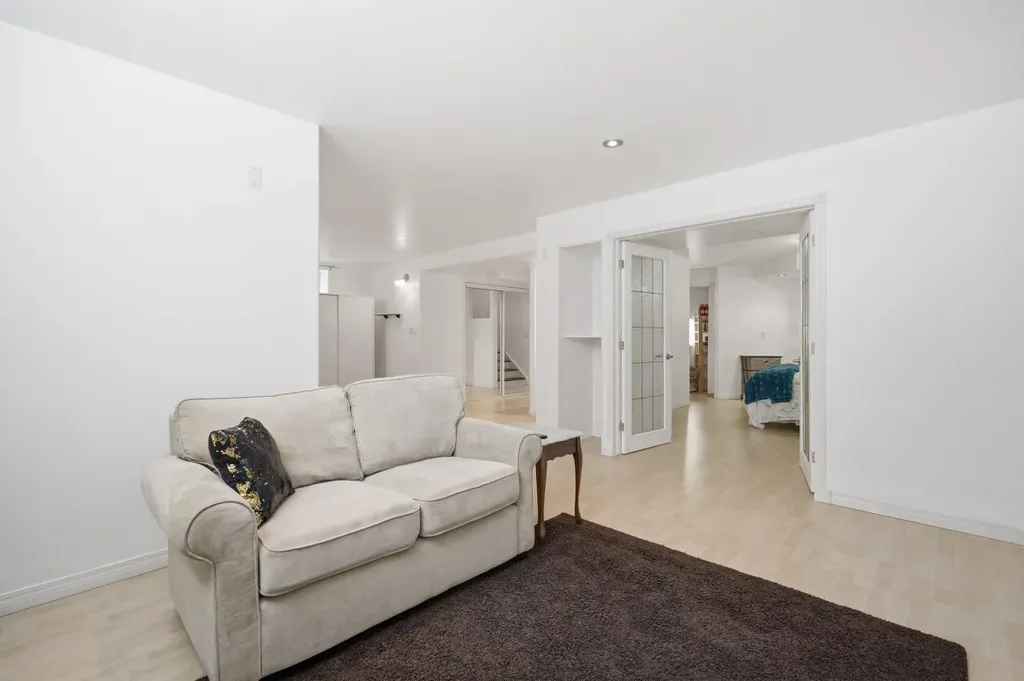 12 Valley Glen Heights NW Calgary AB T3B 5R2