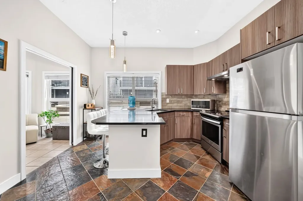 605 15 Avenue SW Calgary AB T2R 0R4