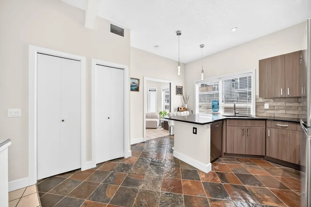 605 15 Avenue SW Calgary AB T2R 0R4