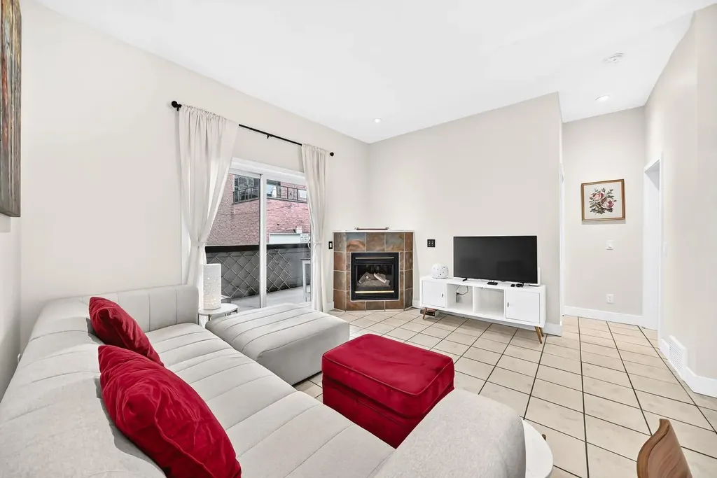 605 15 Avenue SW Calgary AB T2R 0R4