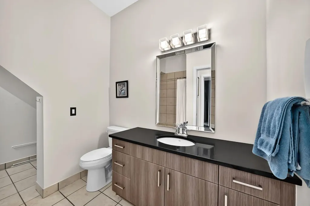 605 15 Avenue SW Calgary AB T2R 0R4