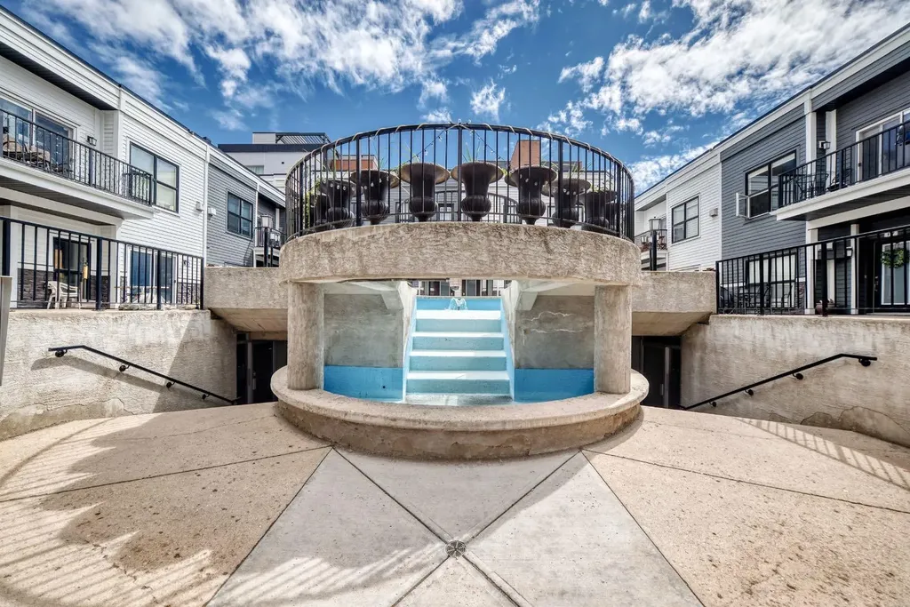 605 15 Avenue SW Calgary AB T2R 0R4