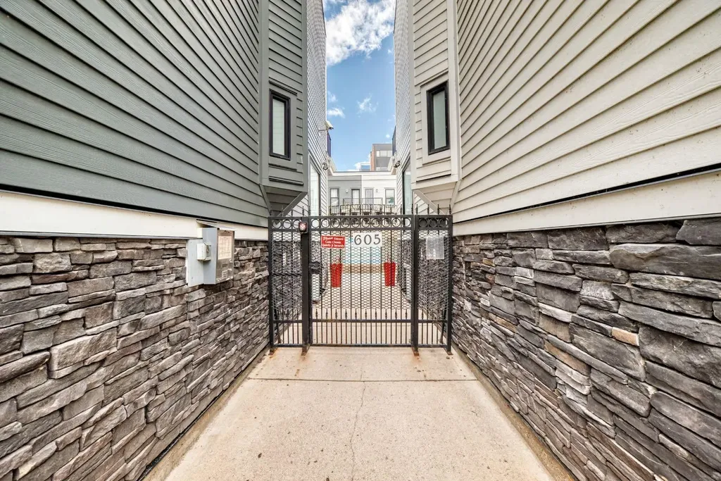 605 15 Avenue SW Calgary AB T2R 0R4
