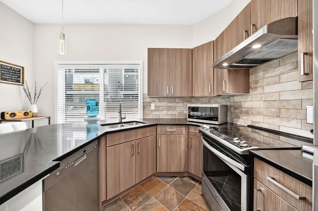 605 15 Avenue SW Calgary AB T2R 0R4