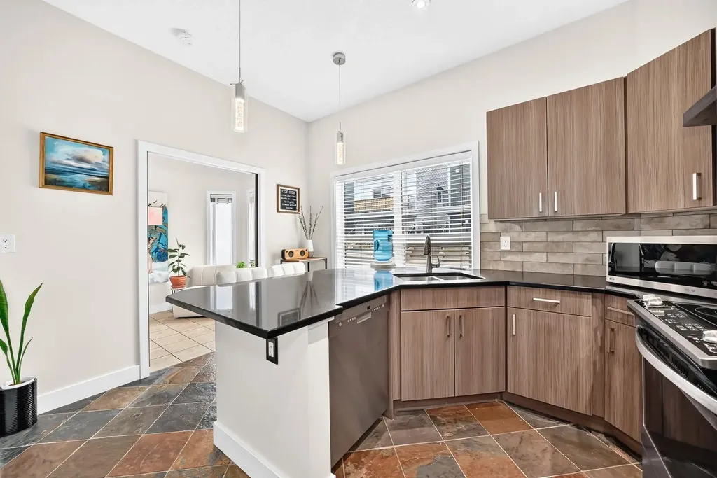 605 15 Avenue SW Calgary AB T2R 0R4