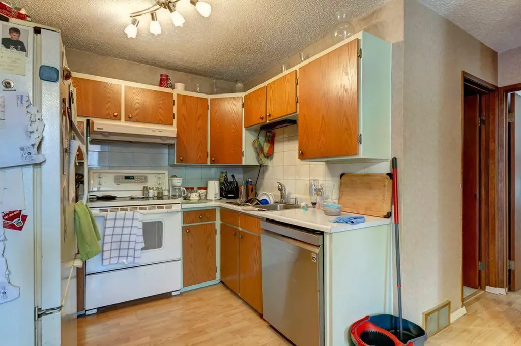 2009 41 Street SE Calgary AB T2B 1C5