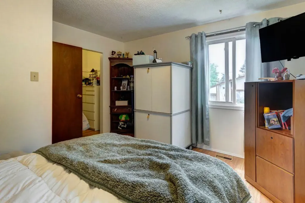 2009 41 Street SE Calgary AB T2B 1C5