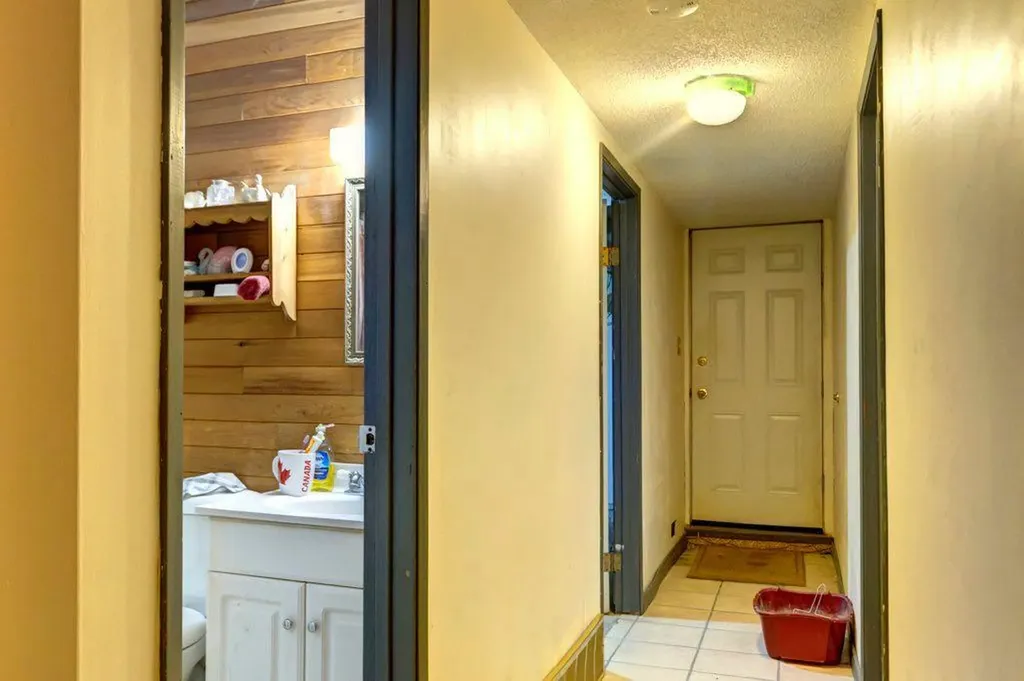 2009 41 Street SE Calgary AB T2B 1C5