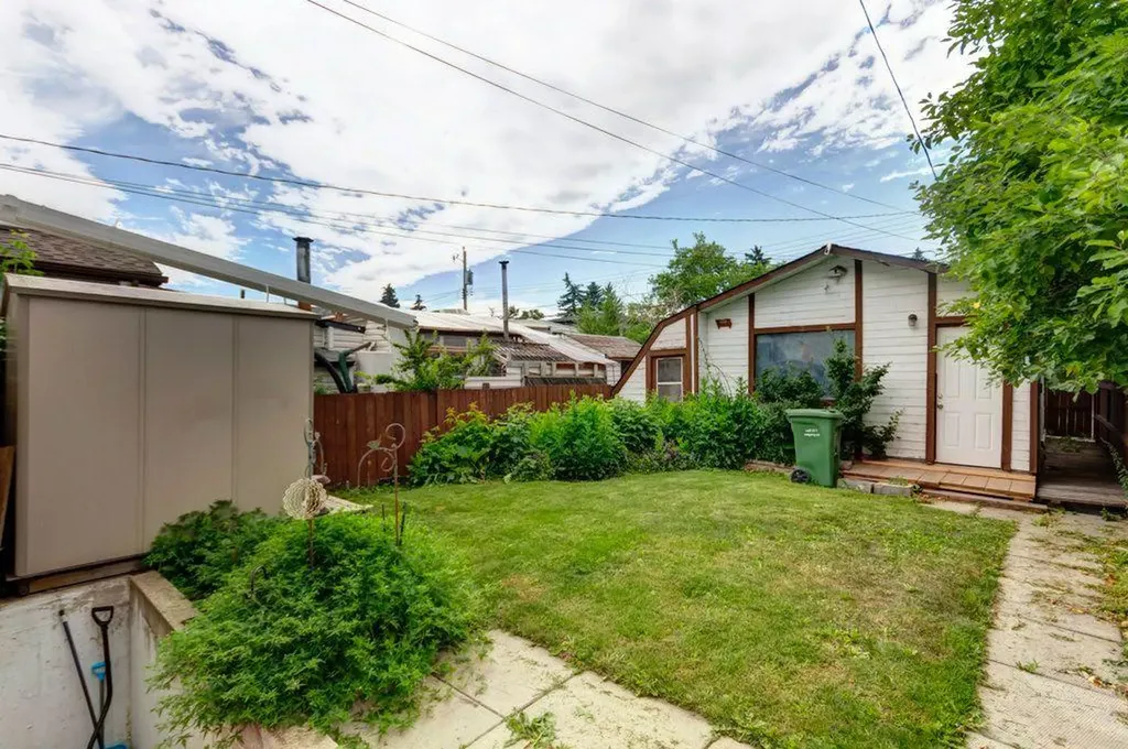 2009 41 Street SE Calgary AB T2B 1C5