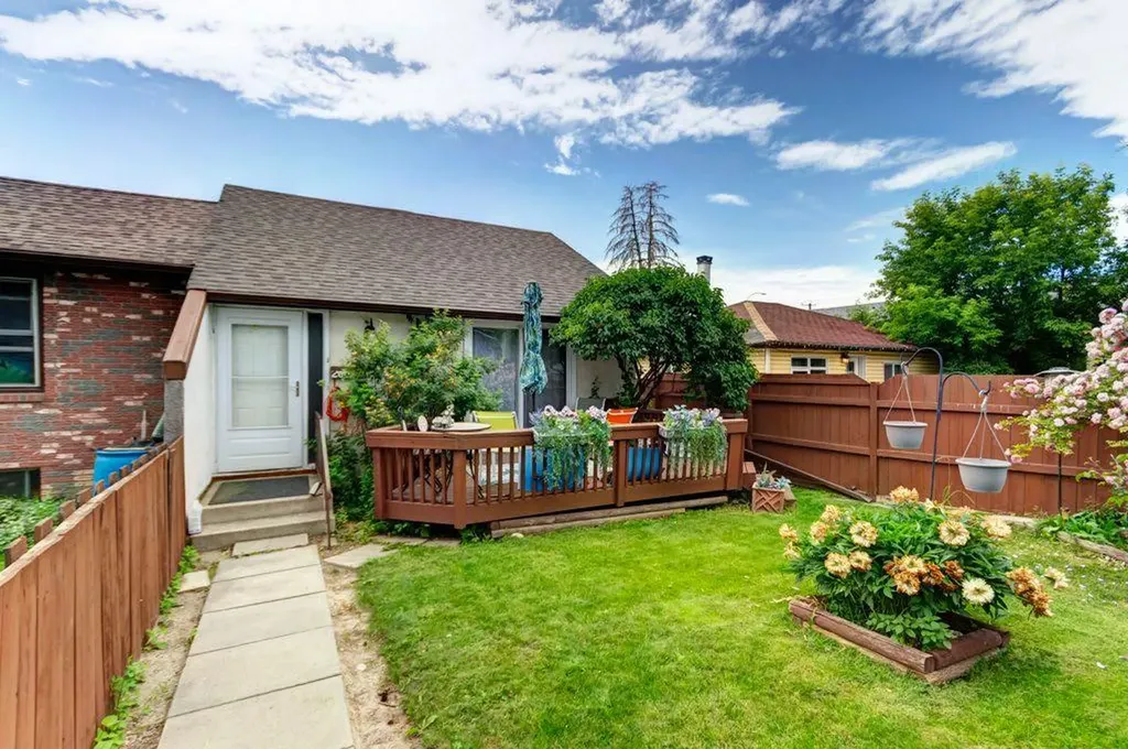 2009 41 Street SE Calgary AB T2B 1C5