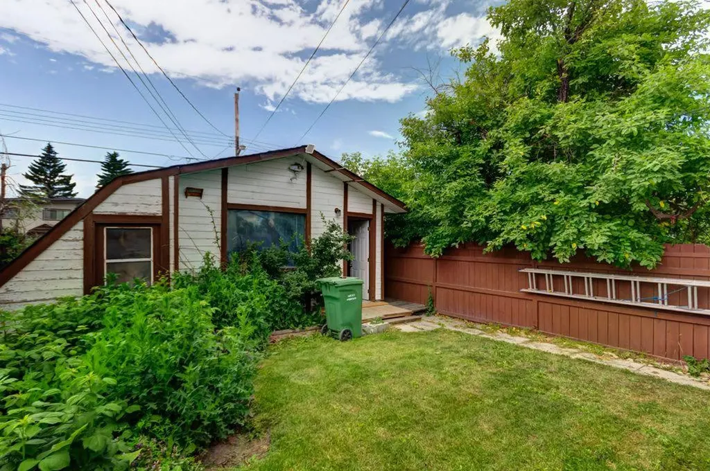 2009 41 Street SE Calgary AB T2B 1C5