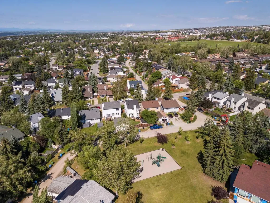 76 Ranchridge Way NW Calgary AB T3G 1Z9