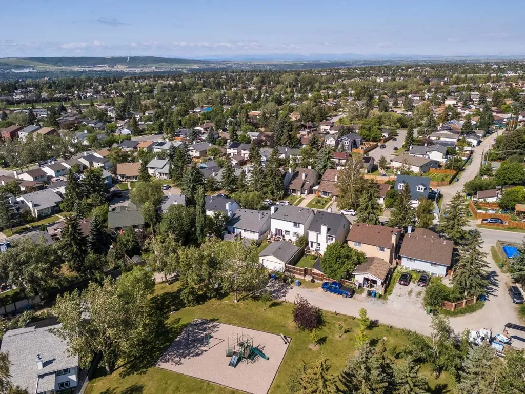 76 Ranchridge Way NW Calgary AB T3G 1Z9