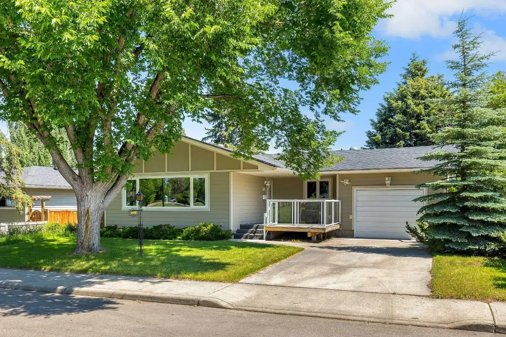 3324 Morley Crescent NW Calgary AB T2M 4K9