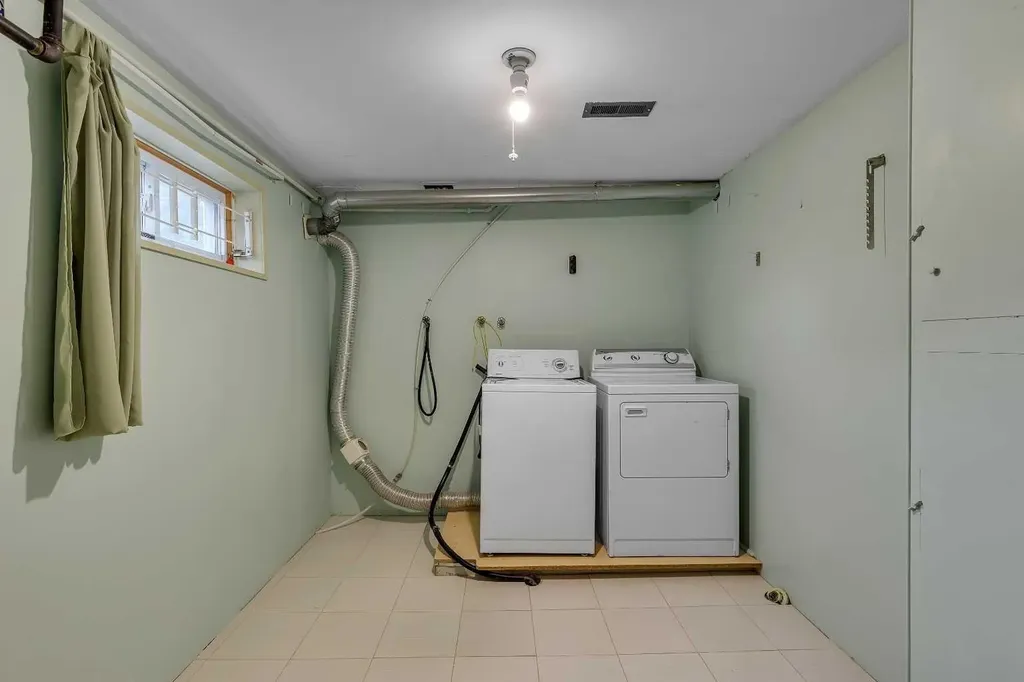 3324 Morley Crescent NW Calgary AB T2M 4K9