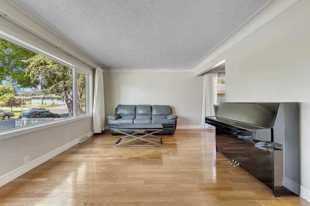 3324 Morley Crescent NW Calgary AB T2M 4K9