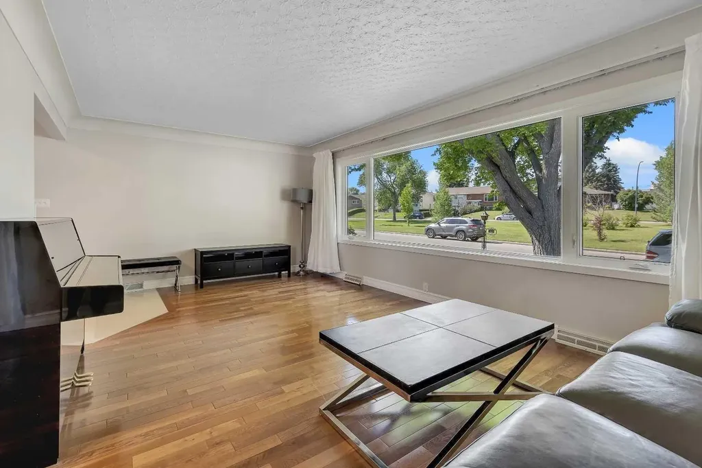 3324 Morley Crescent NW Calgary AB T2M 4K9