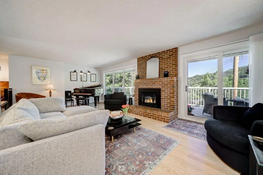 13521 15 Avenue Blairmore AB T0K 0E0