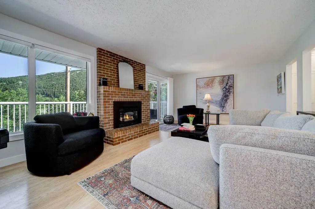 13521 15 Avenue Blairmore AB T0K 0E0