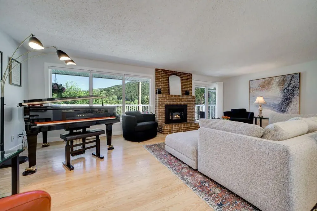 13521 15 Avenue Blairmore AB T0K 0E0