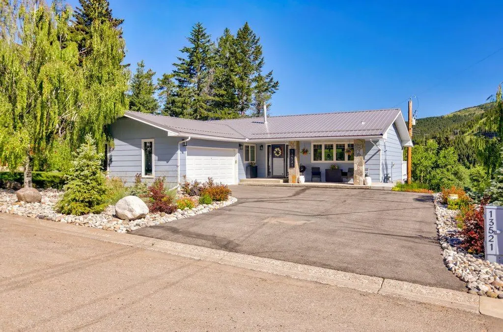 13521 15 Avenue Blairmore AB T0K 0E0