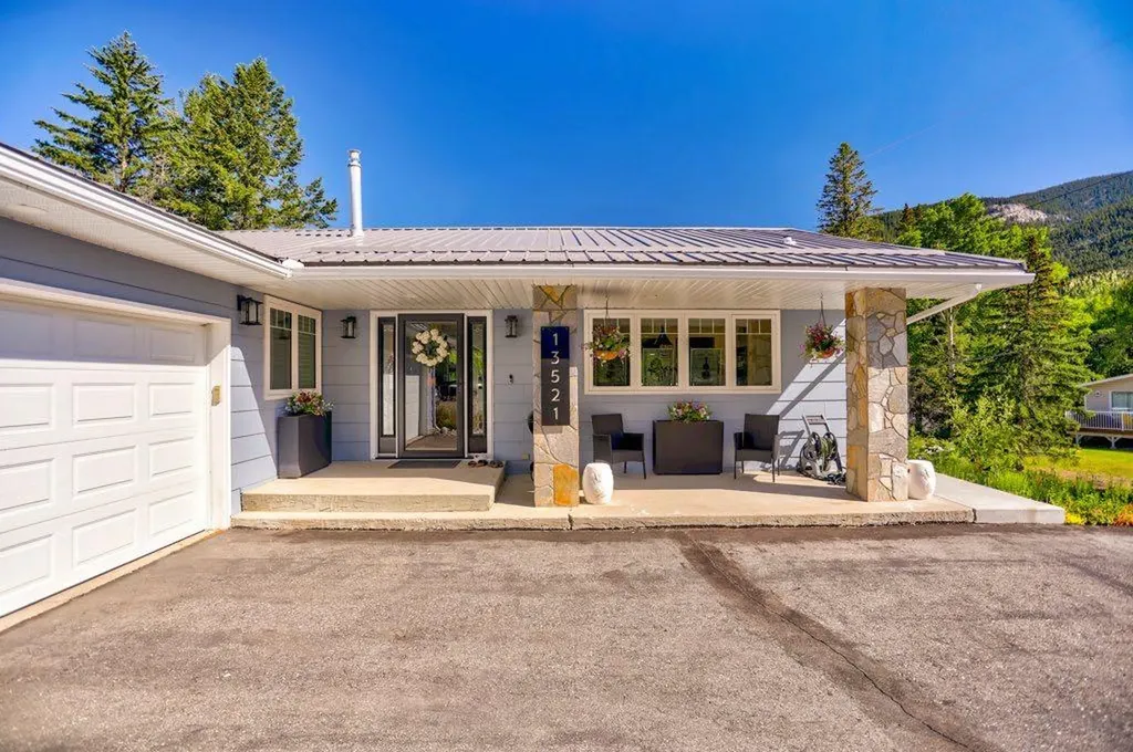 13521 15 Avenue Blairmore AB T0K 0E0