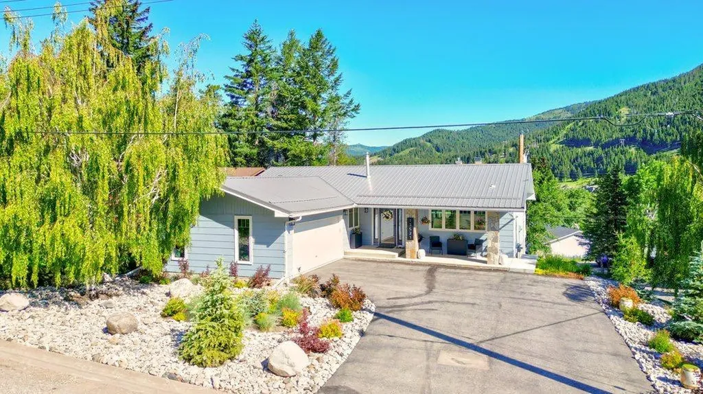 13521 15 Avenue Blairmore AB T0K 0E0